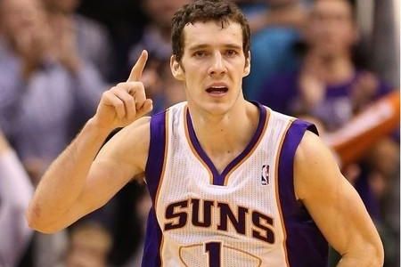 山东男篮险胜北京男篮，以4分优势晋级八强，双方激烈争夺，关键球员表现突出。