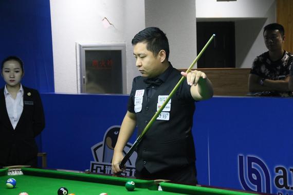 辽宁男篮在CBA杯赛中爆冷输给江苏男篮，外援选择引发争议，球迷对阵容实力和磨合表示不满。